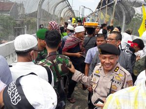 Polisi Bujuk Massa Aksi 299 Turun dari JPO di Depan DPR Polisi Bujuk Massa Aksi 299 Turun dari JPO di Depan DPR