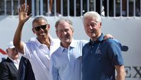 Kompaknya Para Mantan: Obama, Bush, Clinton Nonton Golf Bareng