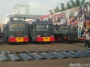 Barracuda hingga Kawat Berduri Siaga di DPR Amankan Aksi 299