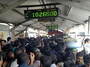 22 Orang Tewas Setelah Berdesak-desakan di Stasiun Kereta Mumbai