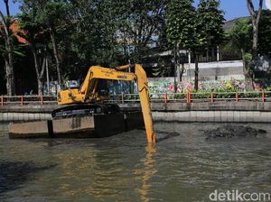 Lumpur Hasil Pengerukan Sungai dan Saluran Digunakan Nguruk Fasum