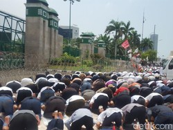 Usai Salat Jumat, Massa Demo 299 di Depan DPR Salat Jamak