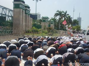 Usai Salat Jumat, Massa Demo 299 di Depan DPR Salat Jamak Usai Salat Jumat, Massa Demo 299 di Depan DPR Salat Jamak