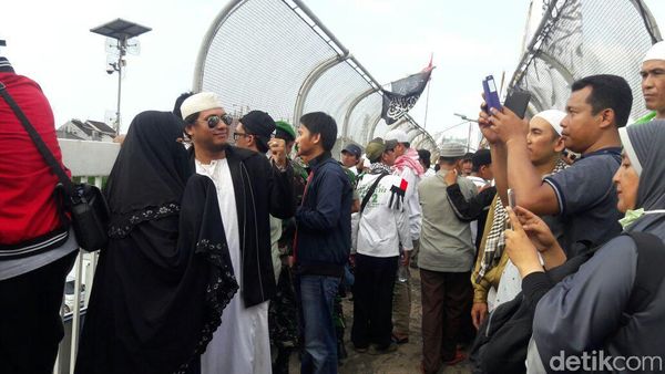 Jepret! Selfie-selfie di Tengah JPO yang Penuh Massa Aksi 299