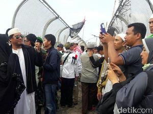 Jepret! Selfie-selfie di Tengah JPO yang Penuh Massa Aksi 299