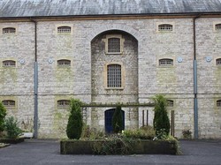 Bekas Penjara Berhantu Jadi Penginapan Buat Turis