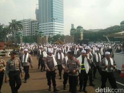 Polisi Bersorban dan Polwan Berhijab Amankan Aksi 299 di DPR
