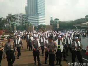 Polisi Bersorban dan Polwan Berhijab Amankan Aksi 299 di DPR Polisi Bersorban dan Polwan Berhijab Amankan Aksi 299 di DPR