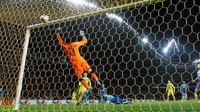 BATE menipiskan ketertinggalannya menjadi 1-3 pada menit ke-28. Ivanic merobek gawang Arsenal lewat sundulan kepalanya setelah mendapatkan umpan silang dari Aleksey Rios. Vasily Fedosenko/Reuters.