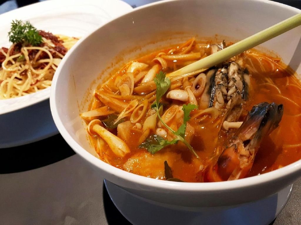Greyhound Cafe: Di Sini Ada Mie Kuah Tom Yum dan Thai Tea Granita yang Segar Greyhound Cafe: Di Sini Ada Mie Kuah Tom Yum dan Thai Tea Granita yang Segar