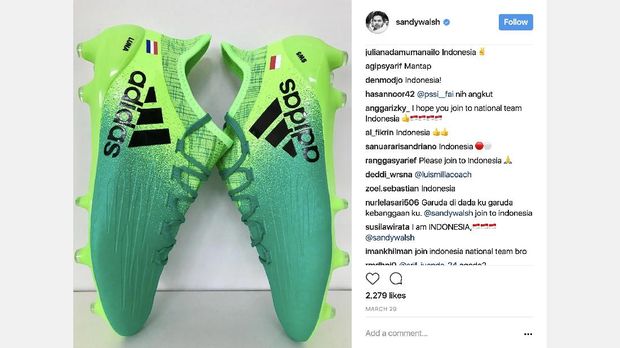 Sandy Walsh sempat mengunggah foto sepatu dengan bendera Indonesia di sisinya.