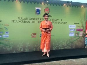 Cantiknya Happy Djarot Pakai Batik Urban Motif Semanggi