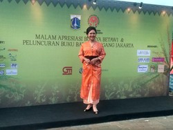 Cantiknya Happy Djarot Pakai Batik Urban Motif Semanggi
