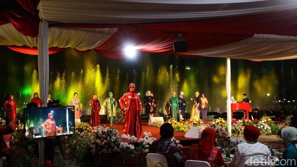 Foto: Indahnya Fashion Show Batik Jakarta Berlatar Air Mancur Menari Monas