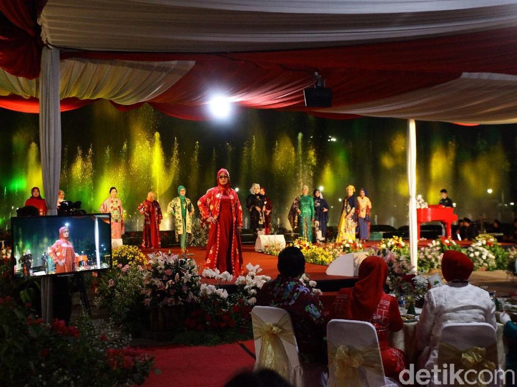 Foto: Indahnya Fashion Show Batik Jakarta Berlatar Air Mancur Menari Monas