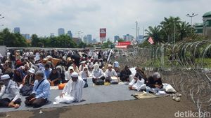 Massa Aksi 299 Bersiap Salat Jumat di Depan Gedung DPR/MPR