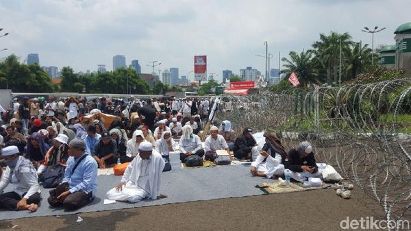 Massa Aksi 299 Bersiap Salat Jumat di Depan Gedung DPR/MPR