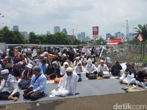 Massa Aksi 299 Bersiap Salat Jumat di Depan Gedung DPR/MPR Massa Aksi 299 Bersiap Salat Jumat di Depan Gedung DPR/MPR