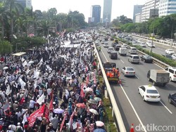 Polisi dan Massa Aksi 299 Kompak Baca Asmaul Husna