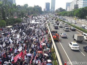 Polisi dan Massa Aksi 299 Kompak Baca Asmaul Husna Polisi dan Massa Aksi 299 Kompak Baca Asmaul Husna