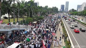 Massa Aksi 299 Terus Berdatangan, Jalan Gatsu Arah Slipi Tertutup