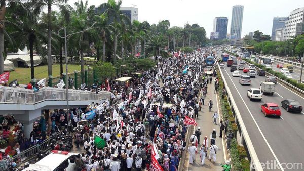 Massa Aksi 299 Terus Berdatangan, Jalan Gatsu Arah Slipi Tertutup