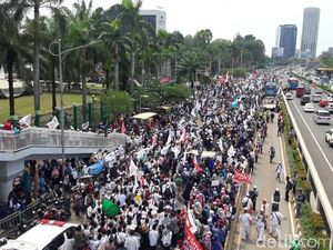 Massa Aksi 299 Terus Berdatangan, Jalan Gatsu Arah Slipi Tertutup Massa Aksi 299 Terus Berdatangan, Jalan Gatsu Arah Slipi Tertutup