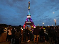 Video: Hormati Korban Penembakan Las Vegas, Lampu Eiffel Dimatikan