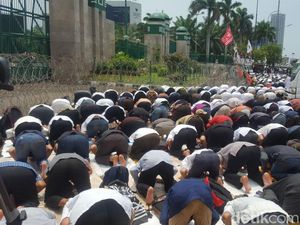 Terpisah Pagar, Polisi Bersorban dan Massa 299 Salat Jumat Bersama Terpisah Pagar, Polisi Bersorban dan Massa 299 Salat Jumat Bersama