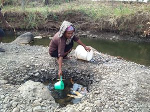 Warga Desa di Probolinggo ini Harus Keruk Tanah untuk Ambil Air