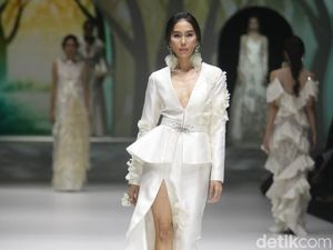 Foto: 20 Koleksi Busana Batik Kudus Terbaru Denny Wirawan Foto: 20 Koleksi Busana Batik Kudus Terbaru Denny Wirawan