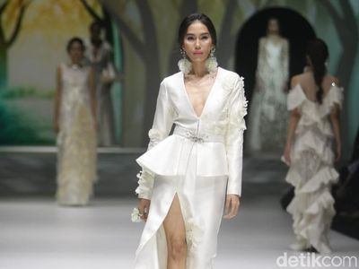 Foto: 20 Koleksi Busana Batik Kudus Terbaru Denny Wirawan