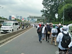 Menuju DPR, Massa dari Palmerah Padati Jalan Gatot Subroto