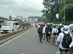 Menuju DPR, Massa dari Palmerah Padati Jalan Gatot Subroto Menuju DPR, Massa dari Palmerah Padati Jalan Gatot Subroto