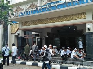 Jelang Aksi 299, Masjid Samping DPR Mulai Dipadati Massa Jelang Aksi 299, Masjid Samping DPR Mulai Dipadati Massa