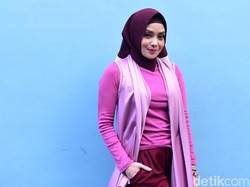 Dijauhi Teman Setelah Hijrah, Terry Putri Balas dengan Memeluk