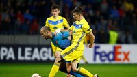 Jack Wilshere berusaha melewati Alyaksey Ryas. Vasily Fedosenko/Reuters.