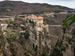 Bagai Menyentuh Langit, Ini Biara di Yunani