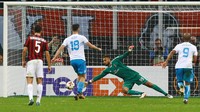 Tim tamu kemudian menyamakan kedudukan pada menit ke-90 setelah tendangan penalti Josip Elez gagal dihentikan oleh Gianluigi Donnarumma. Foto: Stefano Rellandini/Reuters