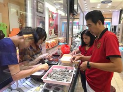 So Sweet! Suami Menabung Koin Demi Belikan Istri Perhiasan