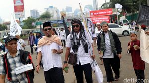 Massa Aksi 299 Padati Gedung DPR