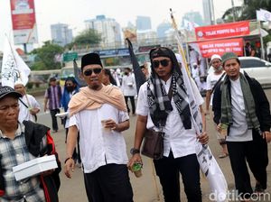 Massa Aksi 299 Padati Gedung DPR Massa Aksi 299 Padati Gedung DPR