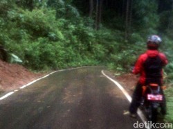 Jalan ke Dieng via Pagentan Banjarnegara Tertutup Longsor