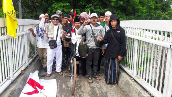 Peserta Aksi 299 Berangsur Datang ke Depan Gedung DPR/MPR