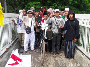 Bawa Spanduk, Massa Aksi 299 Mulai Merapat ke Gedung DPR