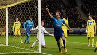 Rob Holding merayakan gol yang dicetak di menit ke-25. Adam Holt/Reuters.