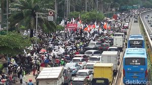 Penampakan Massa Aksi 299 Difoto dari JPO Dekat Gedung DPR/MPR