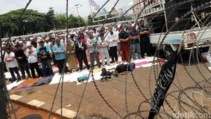 Massa Aksi 299 Salat Jumat di Depan Gerbang DPR
