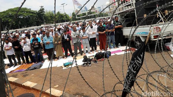 Massa Aksi 299 Salat Jumat di Depan Gerbang DPR