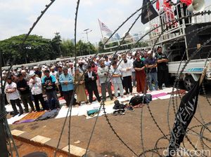 Massa Aksi 299 Salat Jumat di Depan Gerbang DPR Massa Aksi 299 Salat Jumat di Depan Gerbang DPR